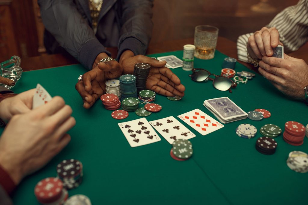 The Physical Atmosphere vs. Digital Convenience - Traditional vs. Online Poker